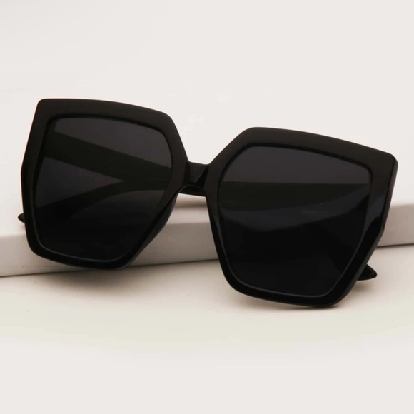 LARGE FRAME DARK SHADES SUNGLASSES - Picture 4 of 5